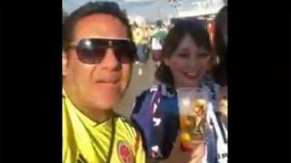 Hinchas colombianos hacen repetir frases humillantes a japonesa tras partido [VIDEO]