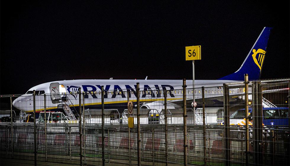 El avión, de la compañía Ryanair, estaba en la pista dispuesto para despegar cuando se encontró una carta con un texto amenazante. (Foto: EFE)