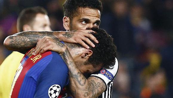 Mira cómo Dani Álves consuela a Neymar tras la eliminación del Barcelona de la Champions League. (EFE)