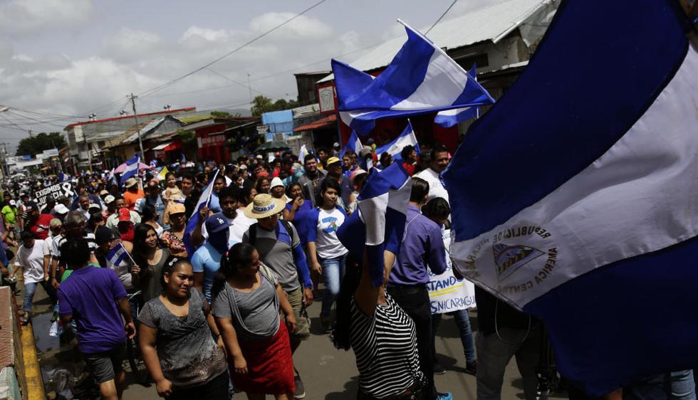 Cientos de personas marchan durante una protesta en Nicaragua. (Foto: EFE)
