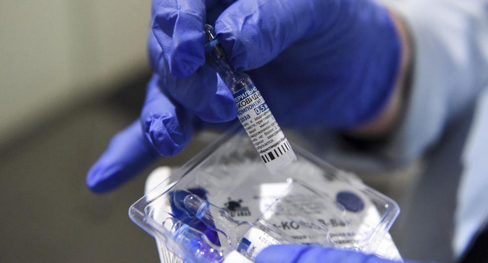 Imagen referencial. Una enfermera saca viales de la vacuna Sputnik V contra el coronavirus, el 16 de abril de 2021. (Robert ATANASOVSKI / AFP).