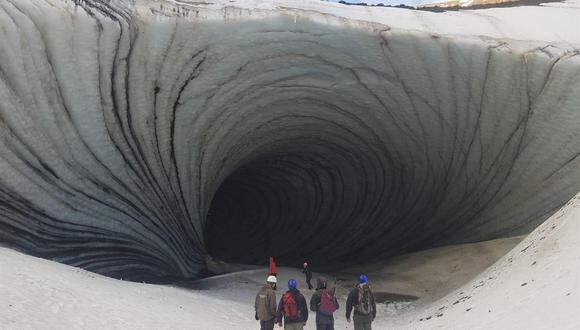 La "Cueva de Jimbo" o "del hielo", en la Patagonia argentina, donde un brasileño que hacía turismo murió tras el desprendimiento de una gran masa de hielo que cayó sobre su cabeza. (Foto: EFE/ Gendarmería Argentina)