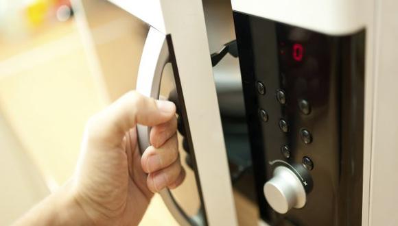 Existen recipientes ideales para calentar en este importante electrodoméstico. (Foto: ThinkStock)