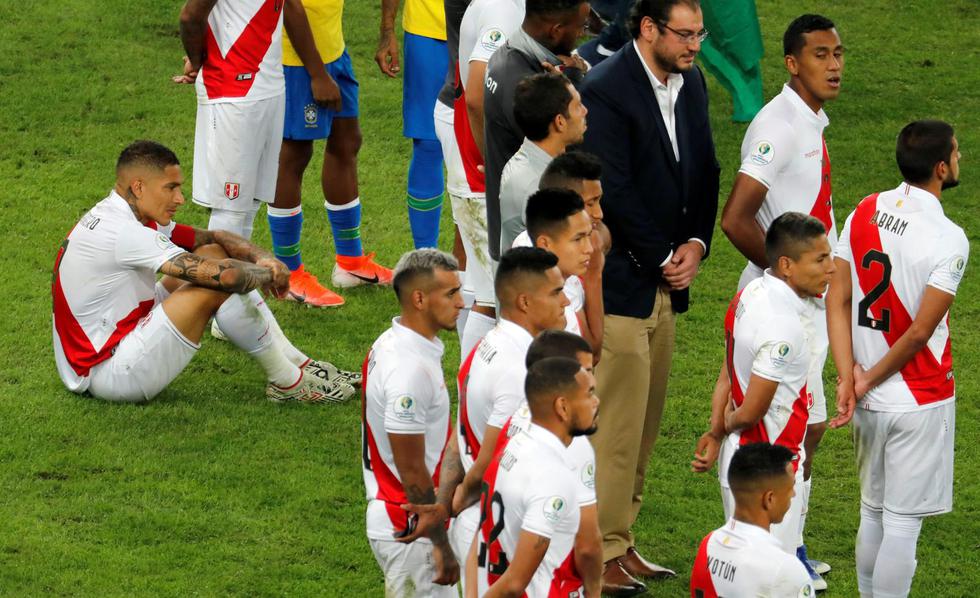 Los rostros tristes y llorosos de la selección peruana tras perder la final de la Copa América. (AFP)