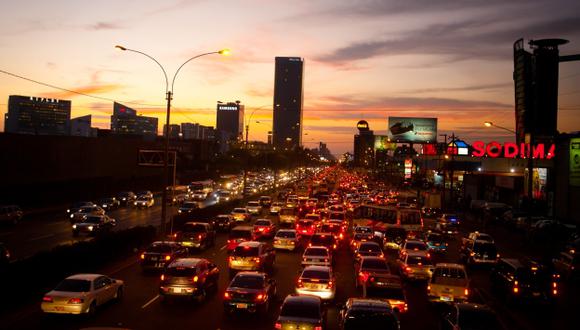 CAÓTICA REALIDAD. Los ciudadanos pierden, en promedio, 30 minutos al día por el tráfico vehicular. (Perú21)
