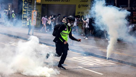 La policía dispara gases lacrimógenos contra los manifestantes durante una protesta planificada contra una propuesta para promulgar una nueva legislación de seguridad en Hong Kong. (Foto: AFP/ISAAC LAWRENCE)