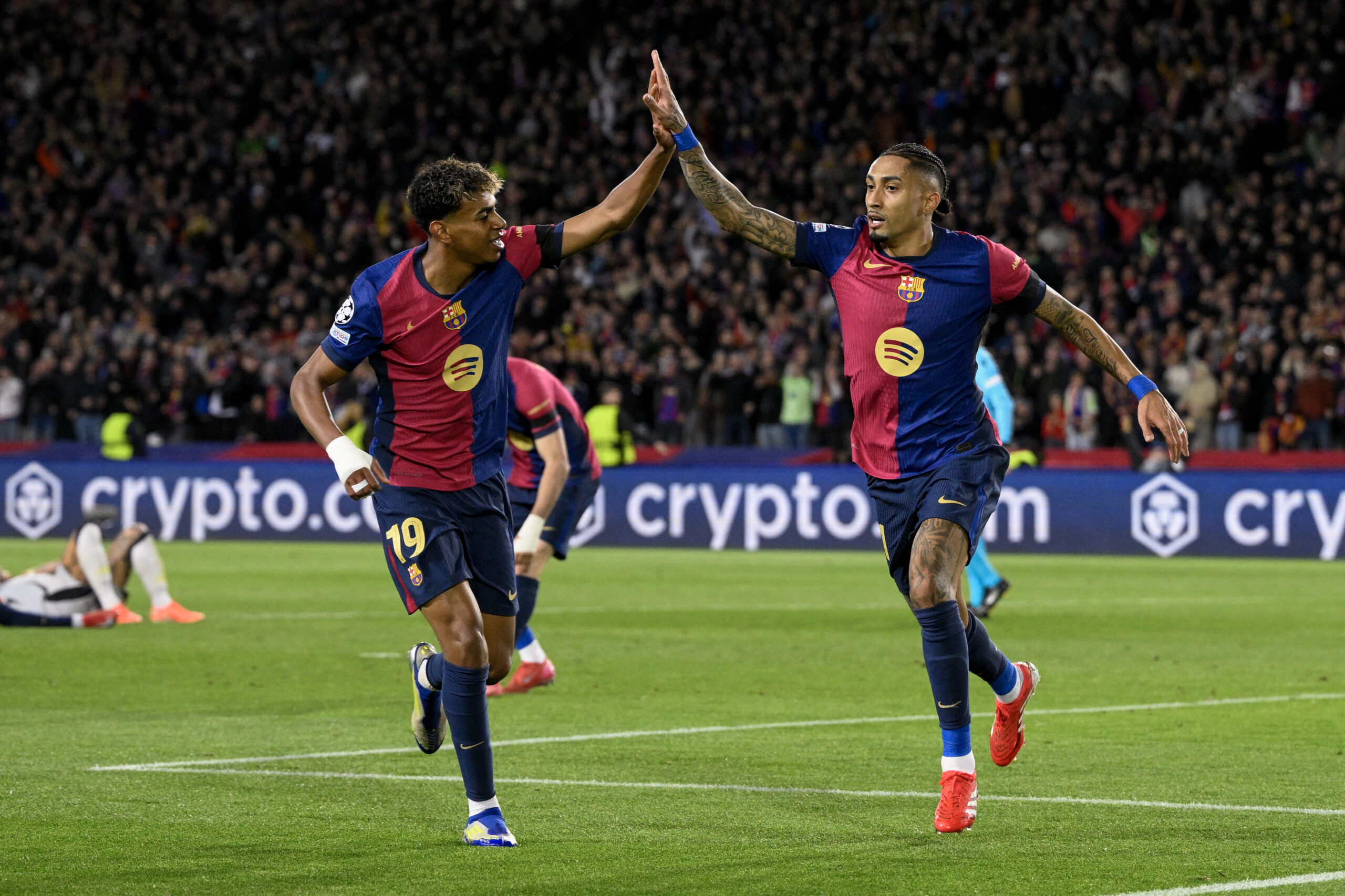 Laine Yamal y Raphinha celebran la victoria del Barcelona ante Benfica.