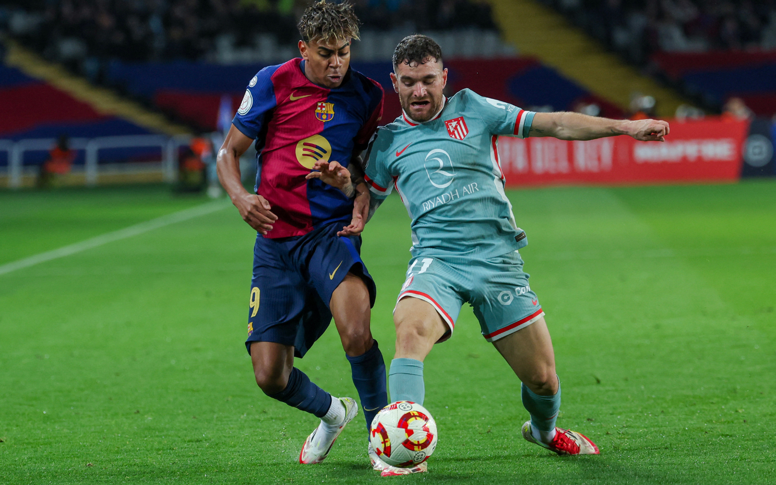 Lamine Yamal superando al defensa del Atlético, Javi Galan.