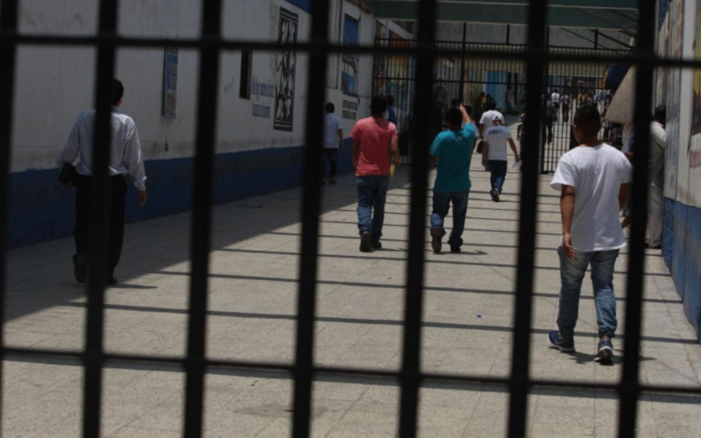 Reos caminando en el Penal de Lurigancho