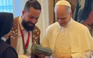 Papa León XIV fue sorprendido por delegación chiclayana que le llevó zapallos loche