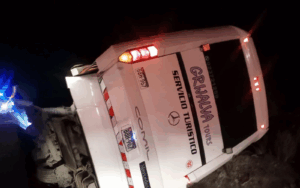 ¡TRAGEDIA RONDÓ LA OROYA! Bus repleto de alumnos y padres de familia se despistó en la Carretera Central
