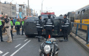Camioneta se vuelca en plena Av. Universitaria tras esquivar moto y bus