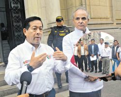 diálogo. El premier invitó nuevamente a los mineros informales a seguir en la mesa de diálogo.