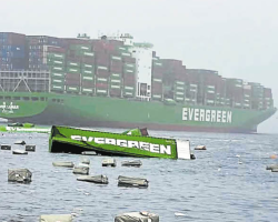 Vientos tumbaron 50 contenedores al mar y puerto del Callao tuvo que cerrar